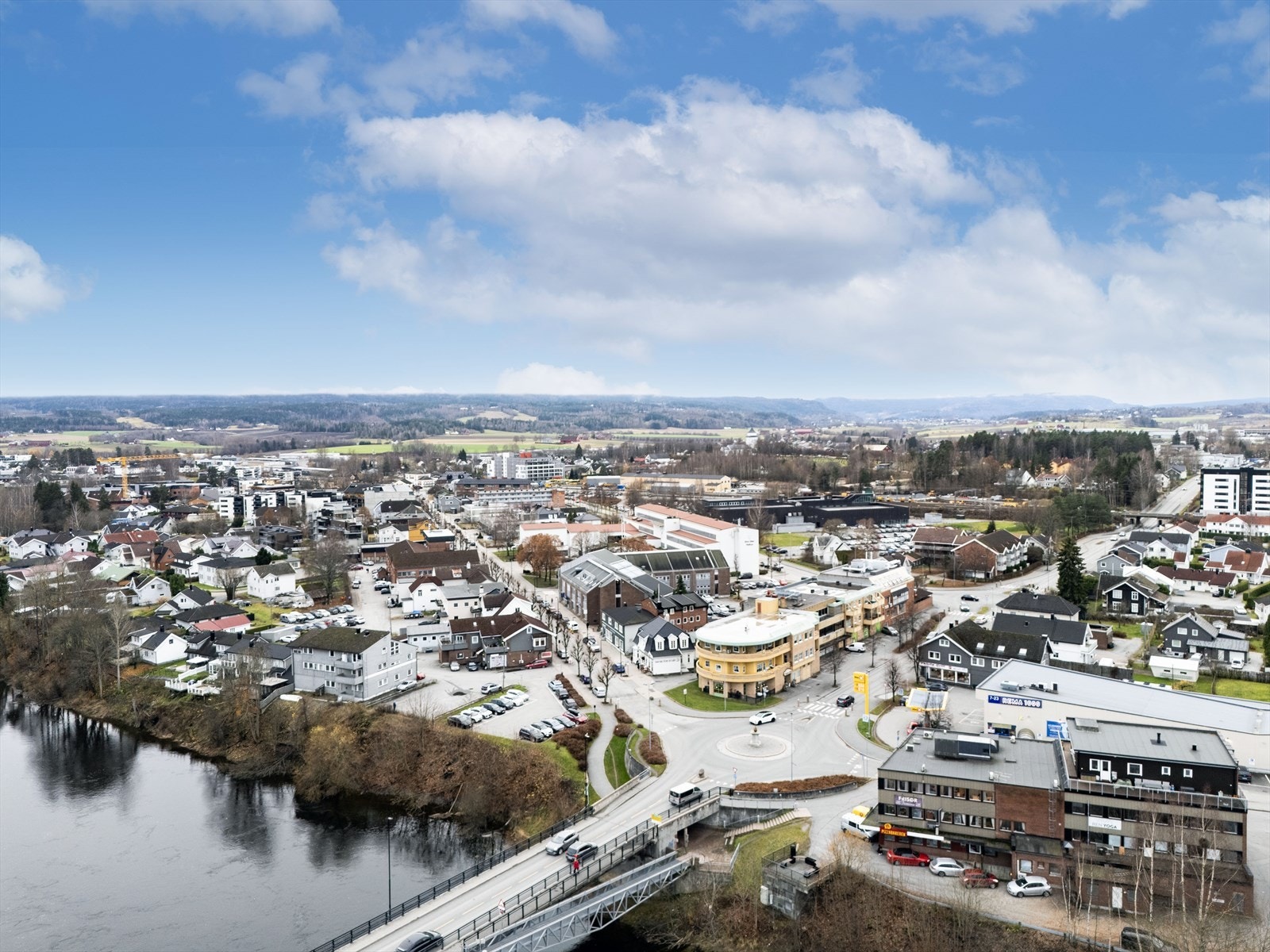 Leilighet i 2. etasje i et kombinert forretnings- og boligbygg, sentralt i Hokksund. Galleribilde