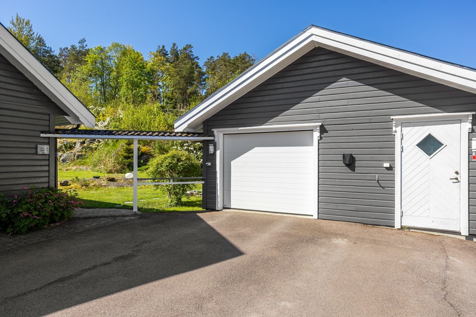 Garasjen er på 44 m² og har leddport som ble skiftet i 2019. Her medfølger utvendig og innvendig elbillader. Galleribilde