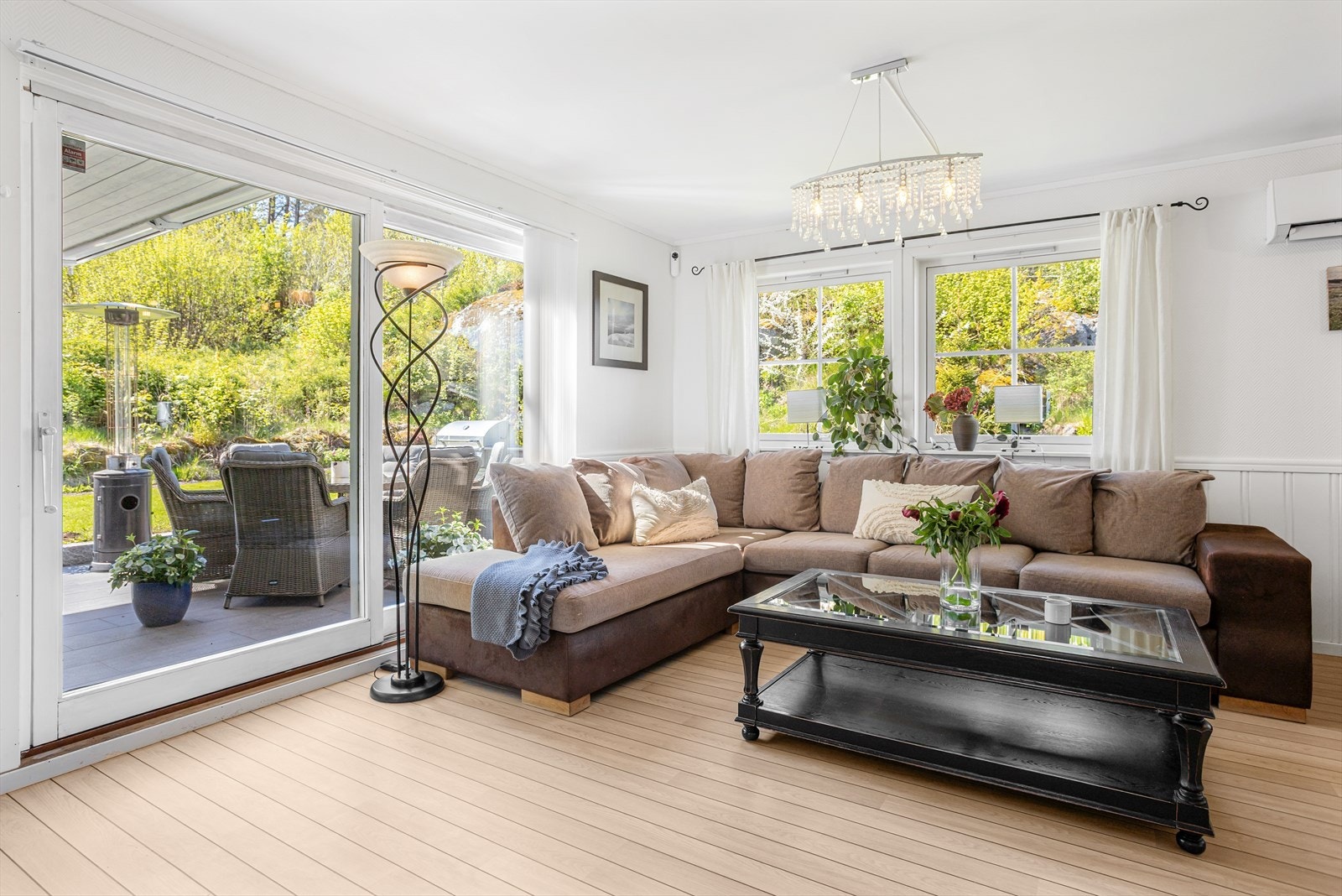 Fra stuen er det direkte utgang til en flislagt terrasse på cirka 22 m². Galleribilde
