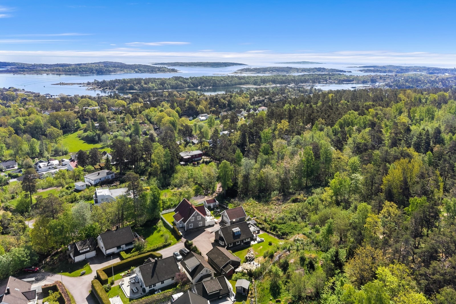 Fra eiendommen er det kort vei til gode turmuligheter i skog og mark. Galleribilde