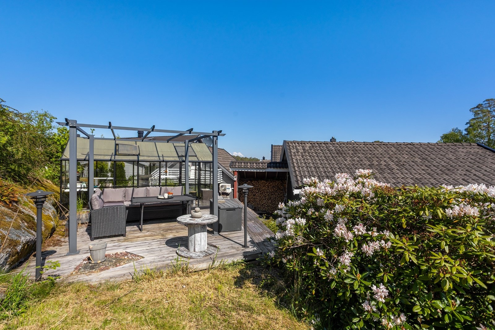 Bak garasjen er det anlagt en terrasse på ca. 35 m² med dekke av tre. Galleribilde