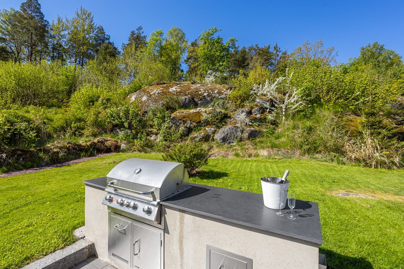 Eiendommen har et eget utekjøkken med Bull-grill og elektrisk tilkobling, perfekt for sommerdager. Galleribilde