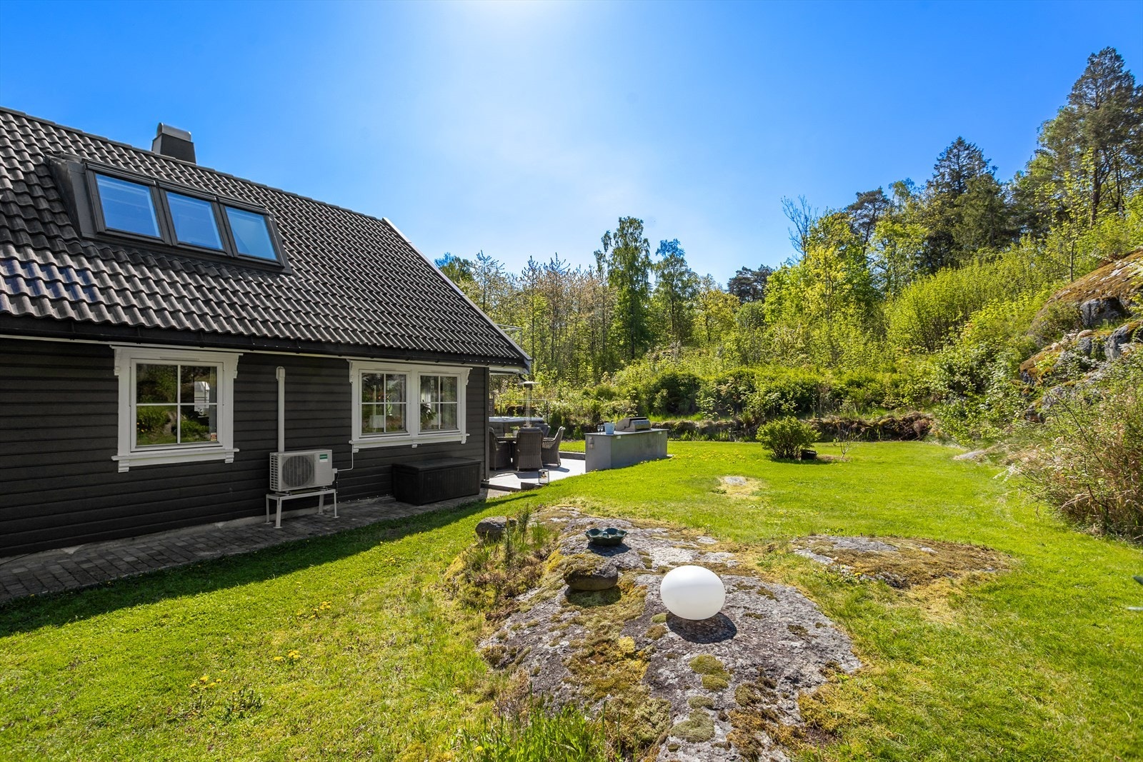Huset har liggende trekledning og tak tekket med dobbeltkrum betongstein. Galleribilde