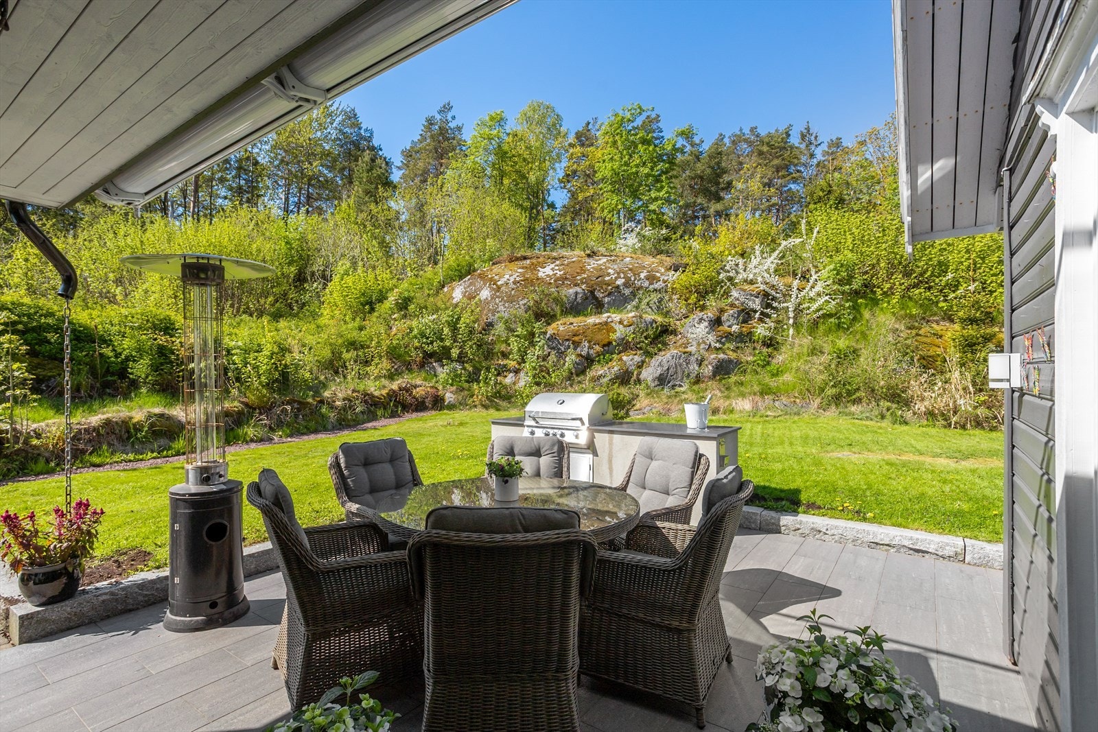 Terrassen utenfor stuen har god plass til en sittegruppe. Galleribilde