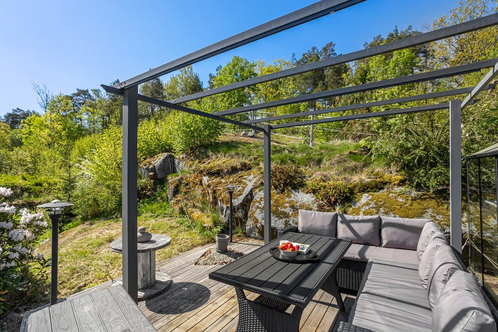 En lun og usjenert uteplass med pergola. Galleribilde