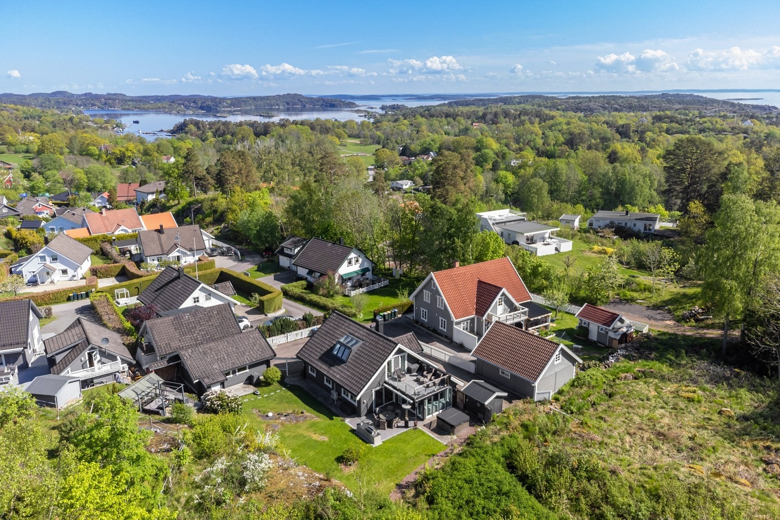 Eiendommen ligger innerst i en blindvei, i et etablert og rolig nabolag, med nærhet til både skog og sjø. Galleribilde