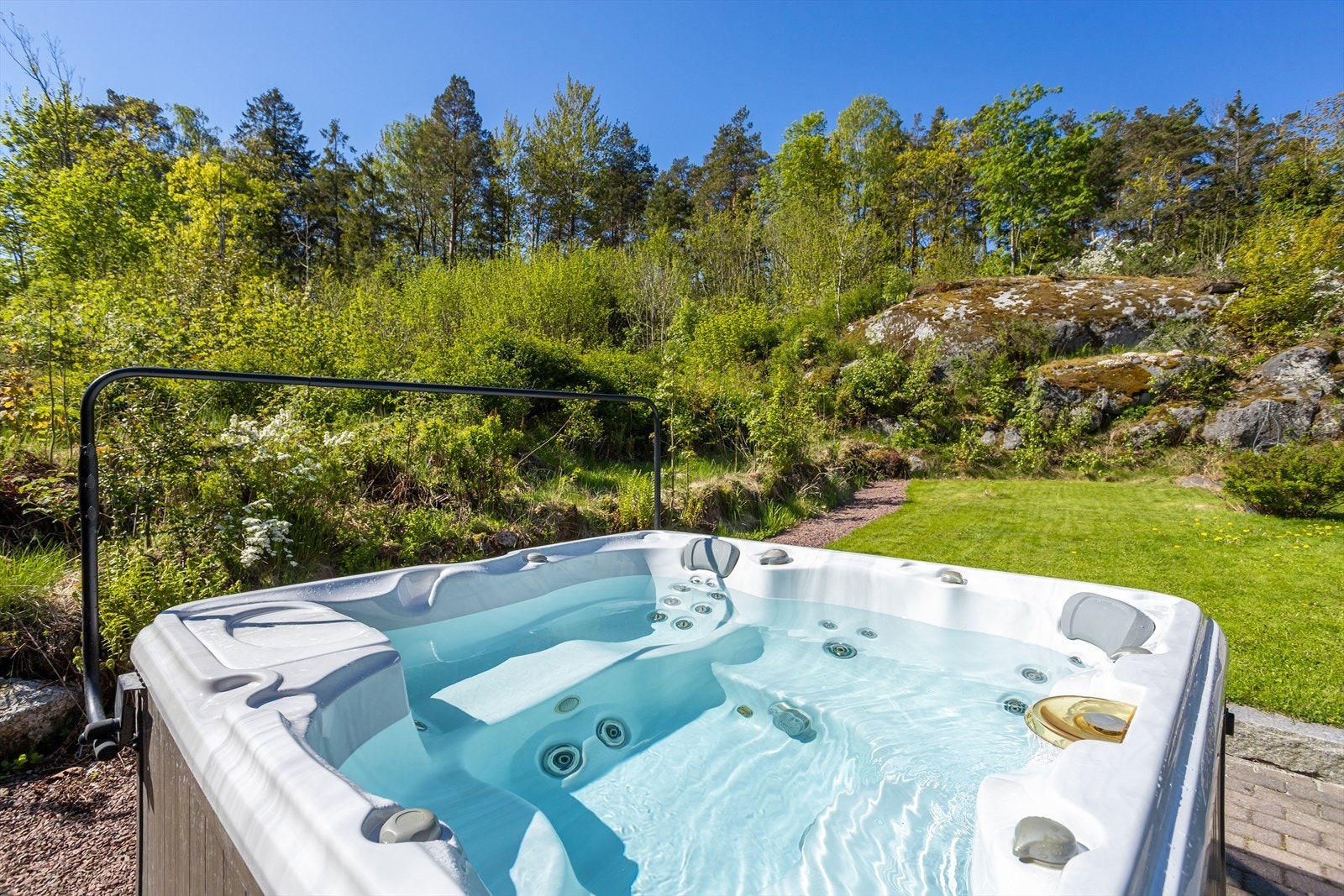 Jacuzzien medfølger handelen. Galleribilde