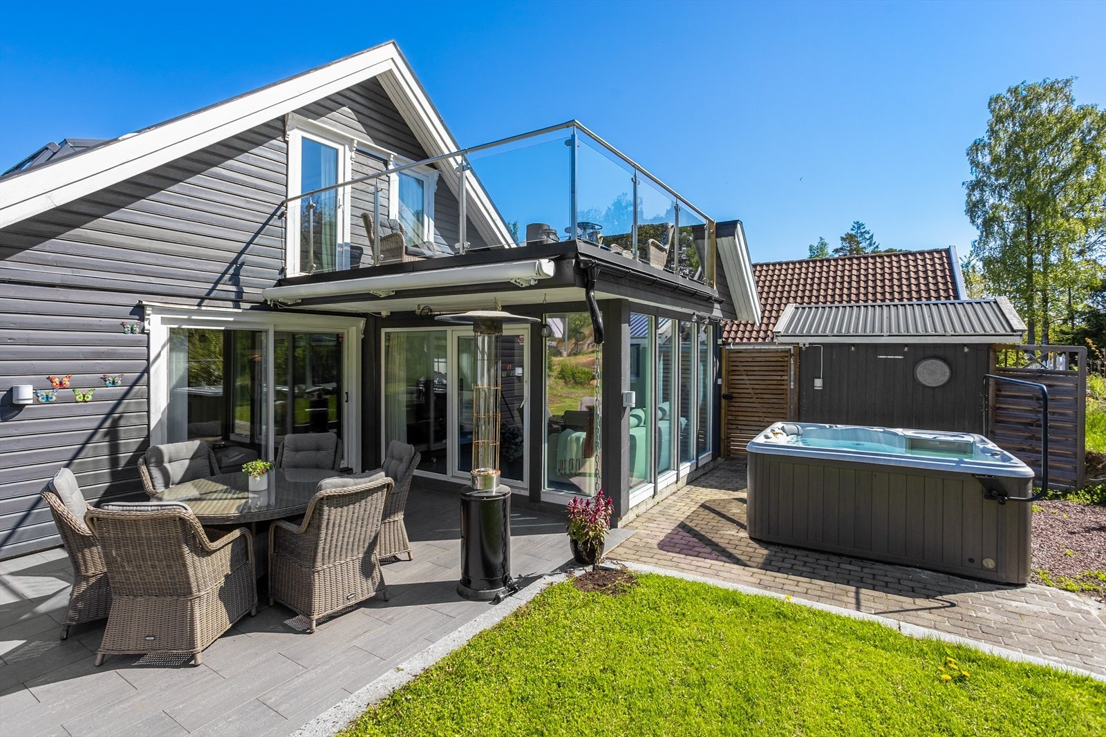 Hagen byr på flere soner, inkludert en terrasse med utgang fra vinterhagen. Galleribilde