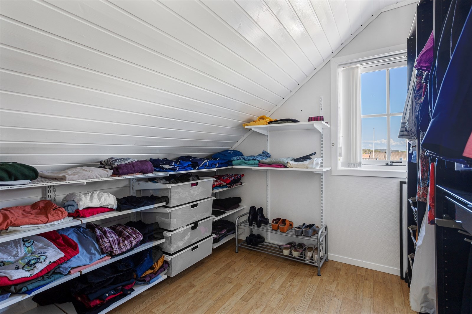 Soverom i loftsetasjen som er i dag innredet som garderobe. Galleribilde