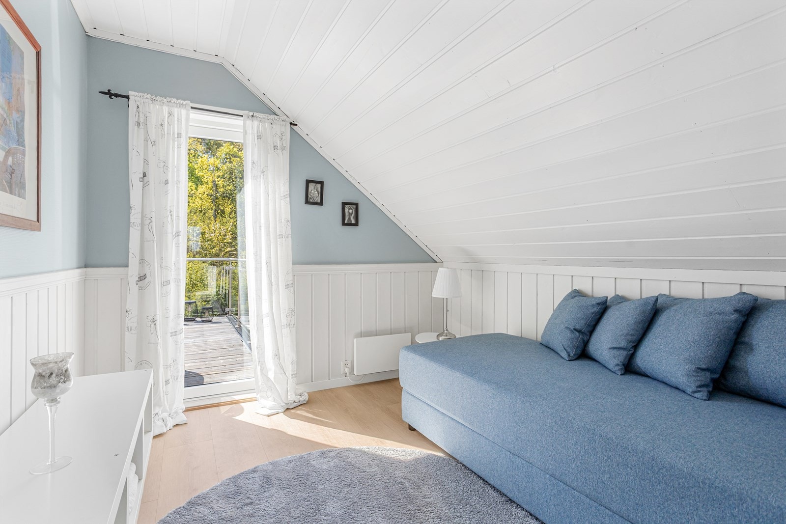 Fra det andre soverommet på loftet er det utgang til en sydvendt balkong på ca. 16 m². Galleribilde