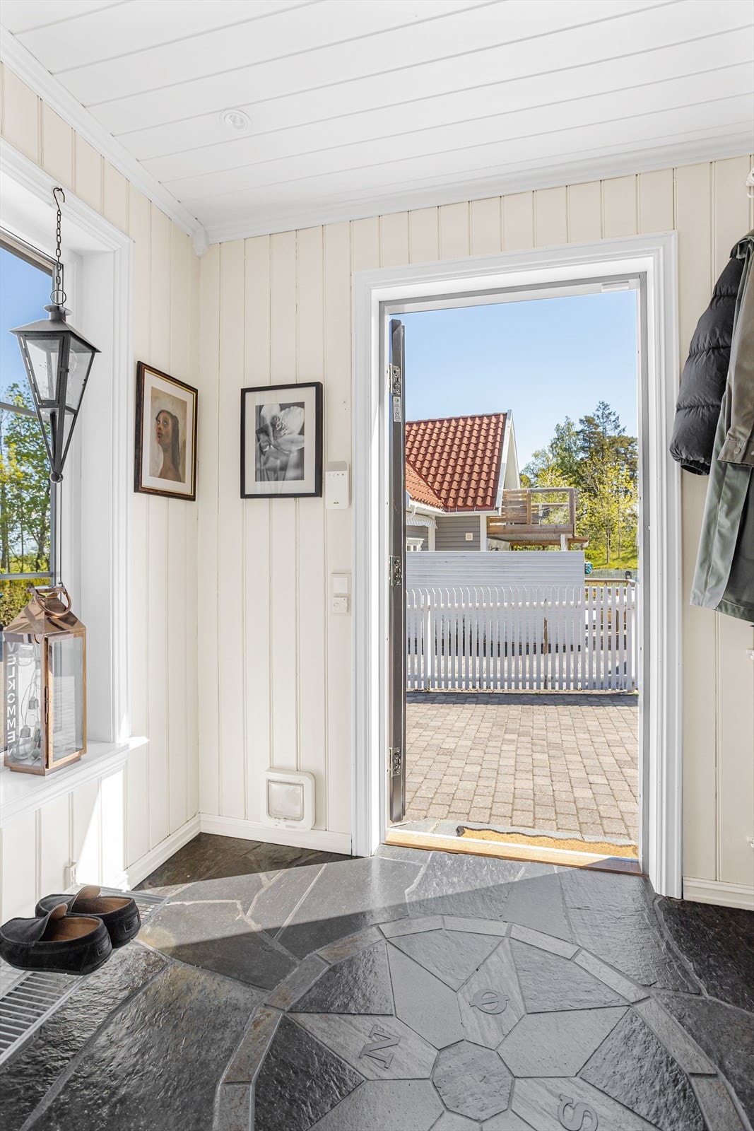 Entréen har skifer på gulv og elektrisk gulvvarme. Ytterdøren er av nyere dato. Galleribilde