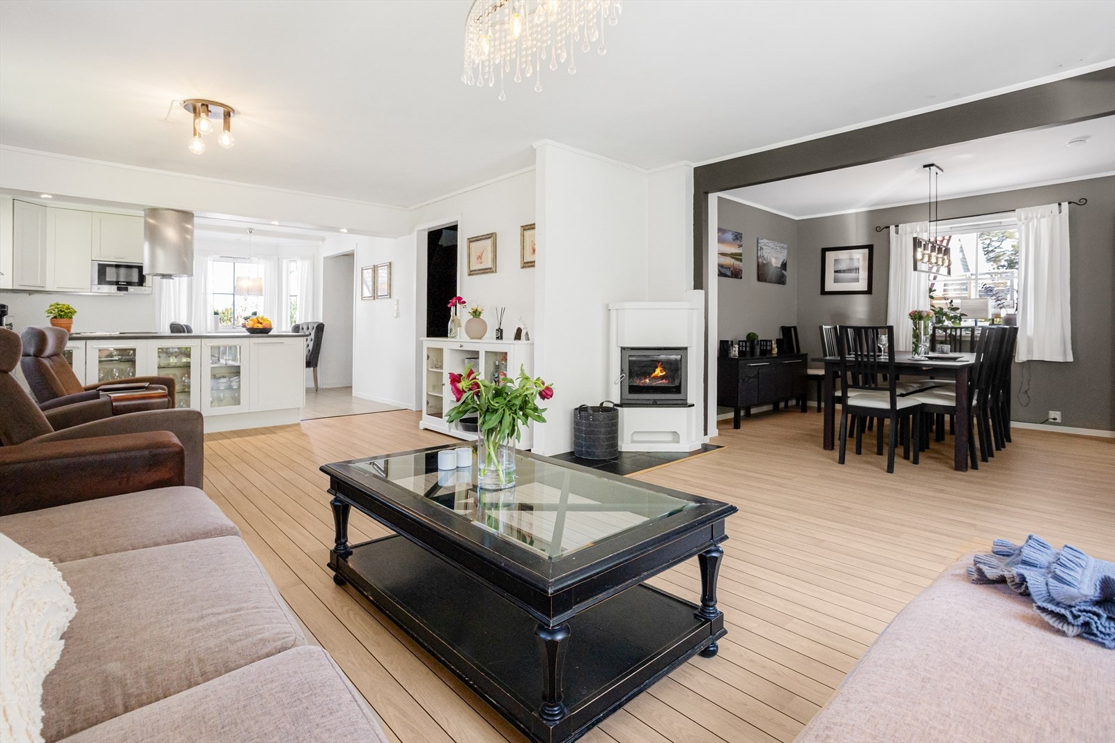 I stuen er det montert en murt peis med innsats, som gir ekstra varme og hygge. Galleribilde