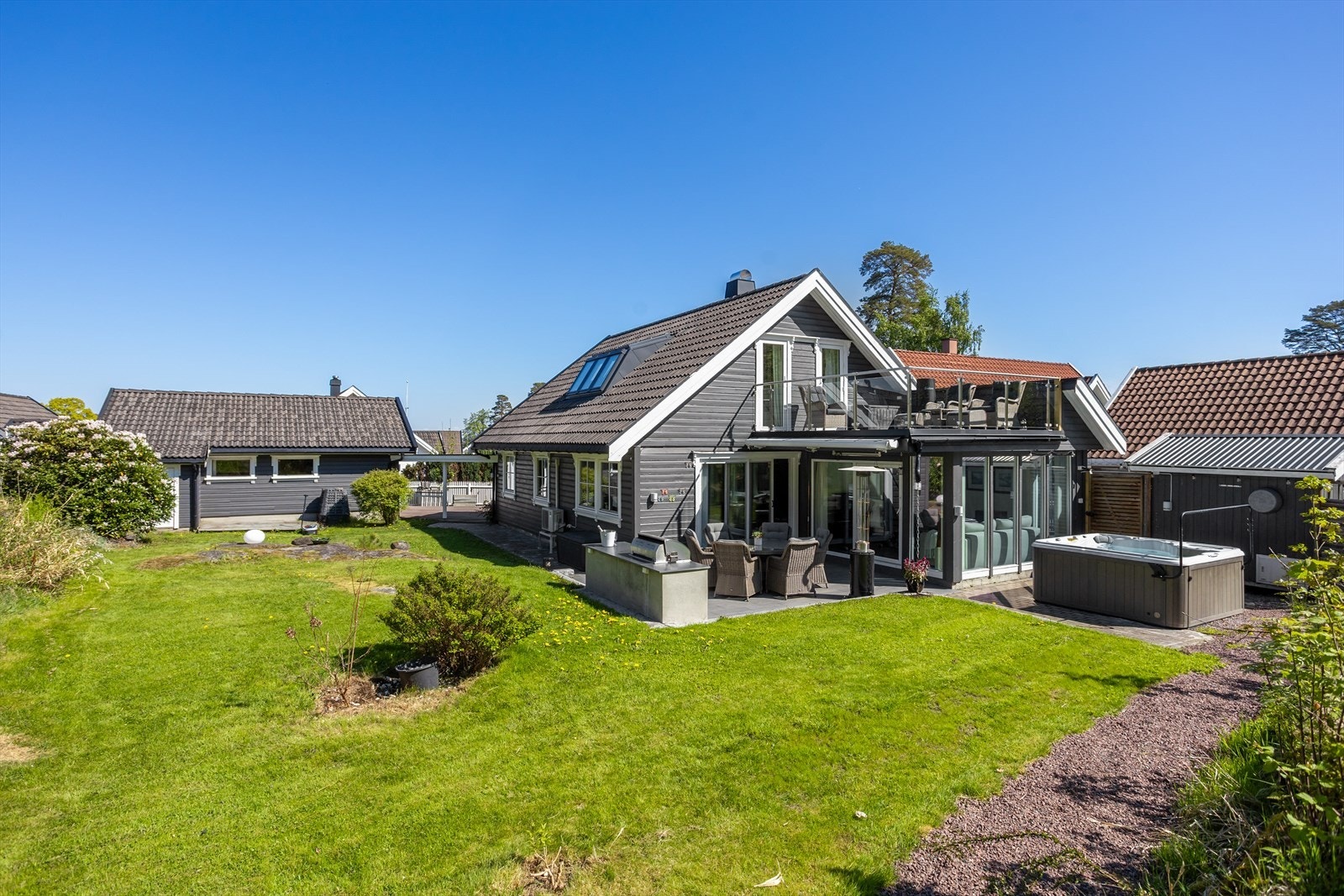 Enebolig med flere uteplasser, vinterhage fra 2014 og en romslig garasje med elbillader. Galleribilde