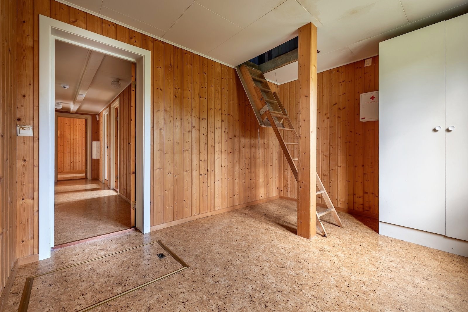 Soverom 3 med adgang/trapp til loftsetasje. Foto: Martin Johnson / PrivatMegleren Kvadrat Galleribilde