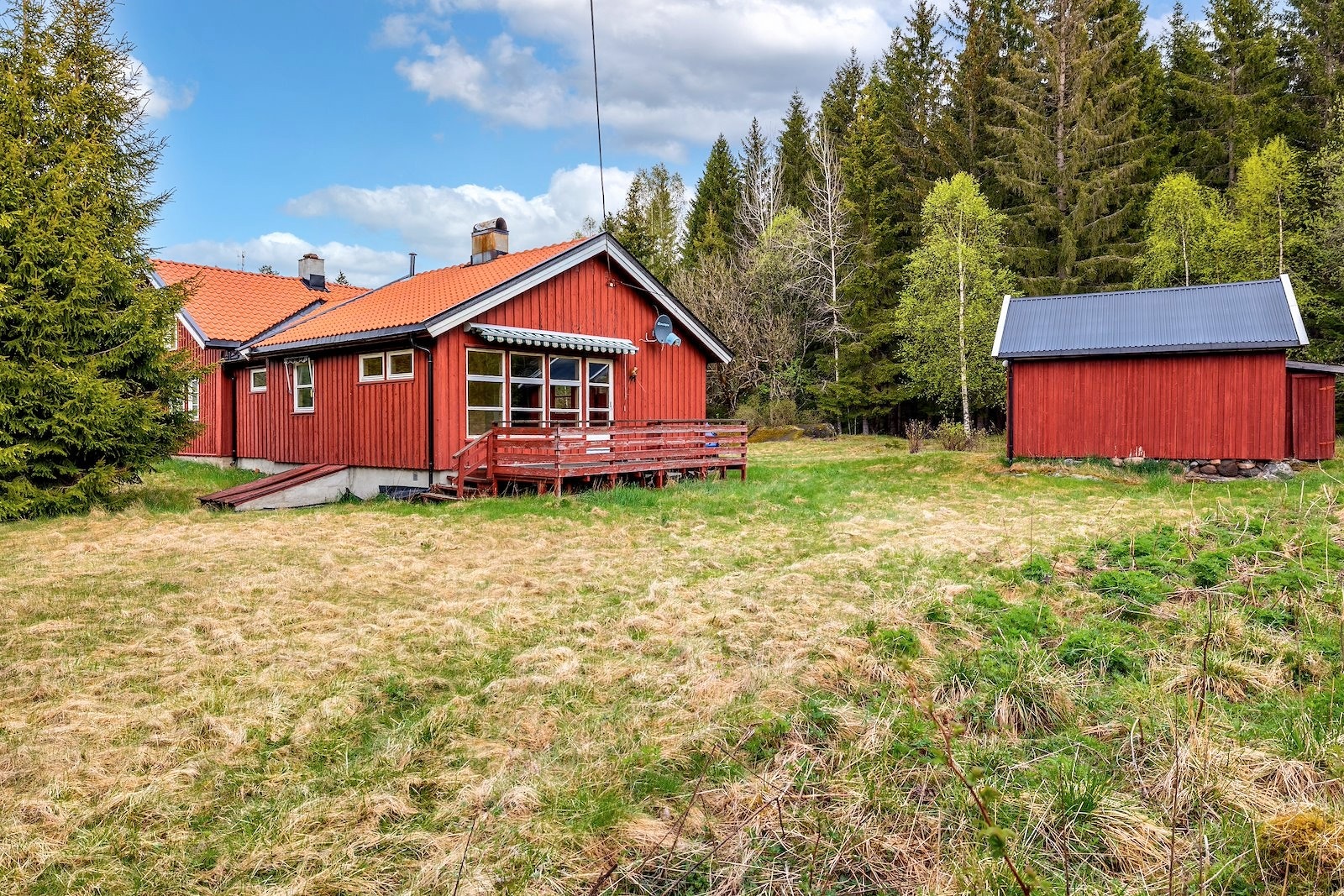 Eneboligen og garasjen. Foto: Martin Johnson / PrivatMegleren Kvadrat Galleribilde