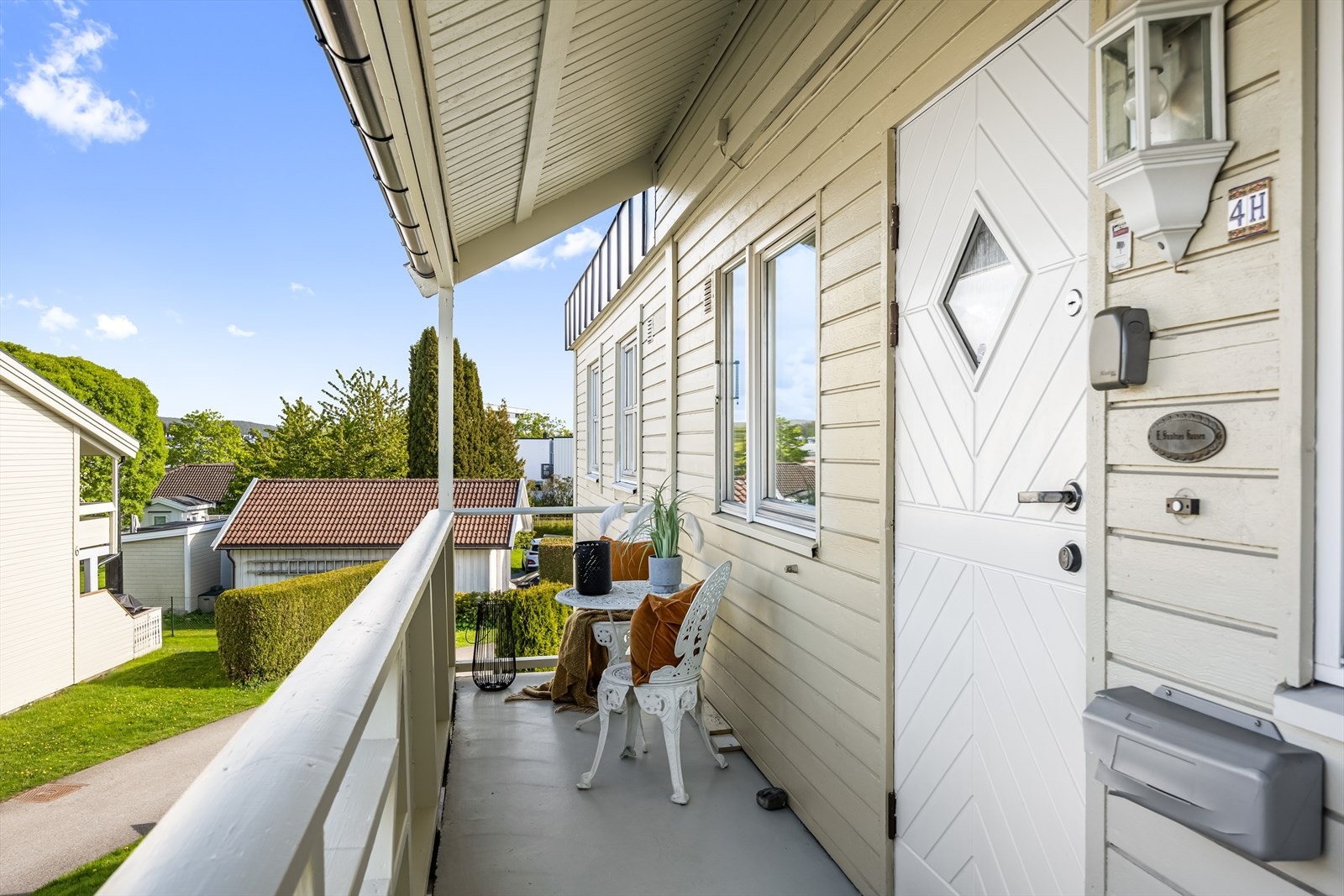 Sjelden mulighet, alt på ett plan, parkeringsplass i garasjeanlegg og to uteplasser. Galleribilde
