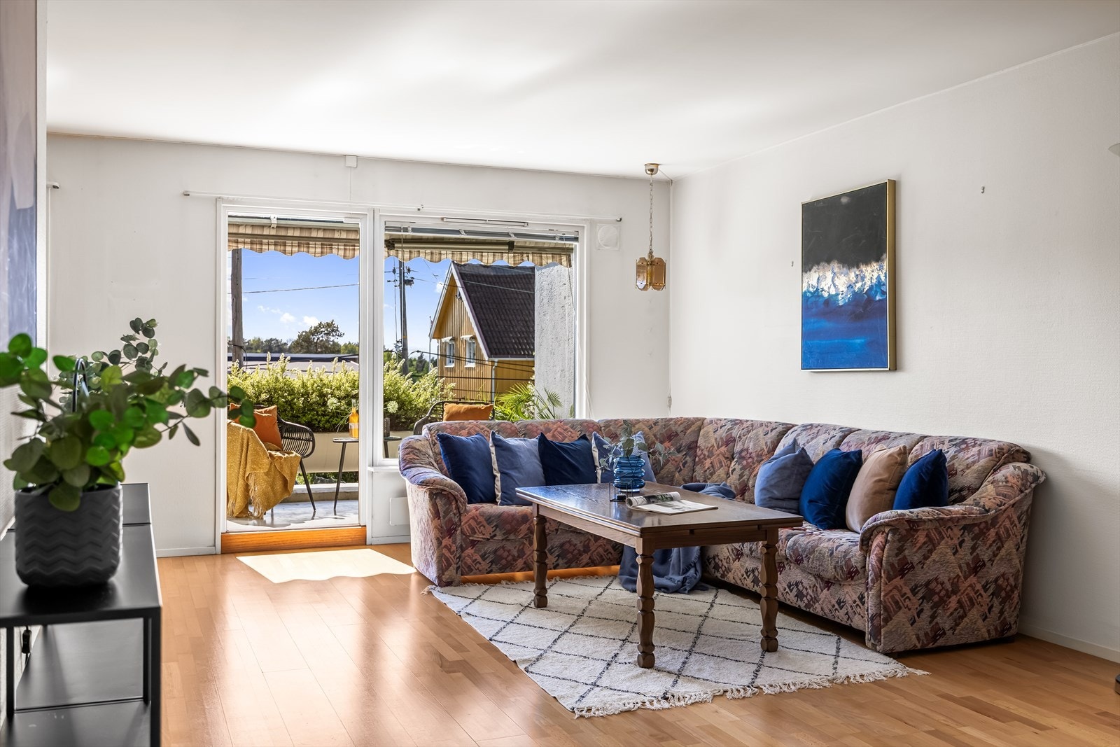 Stuen oppleves som lyst og innbydende, med en terrassedør som gir direkte utgang til en vestvendt uteplass. Galleribilde