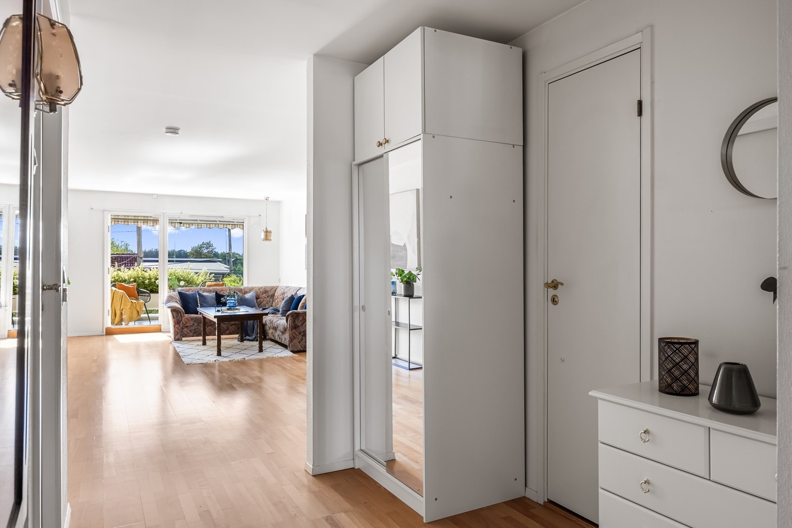 Romslig inngangsparti, her er det plass til oppbevaring av yttertøy og sko i garderobeløsning. Galleribilde