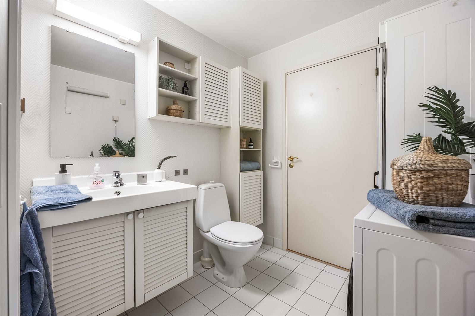 Badet er praktisk innredet med servant, toalett og dusjkabinett. Galleribilde