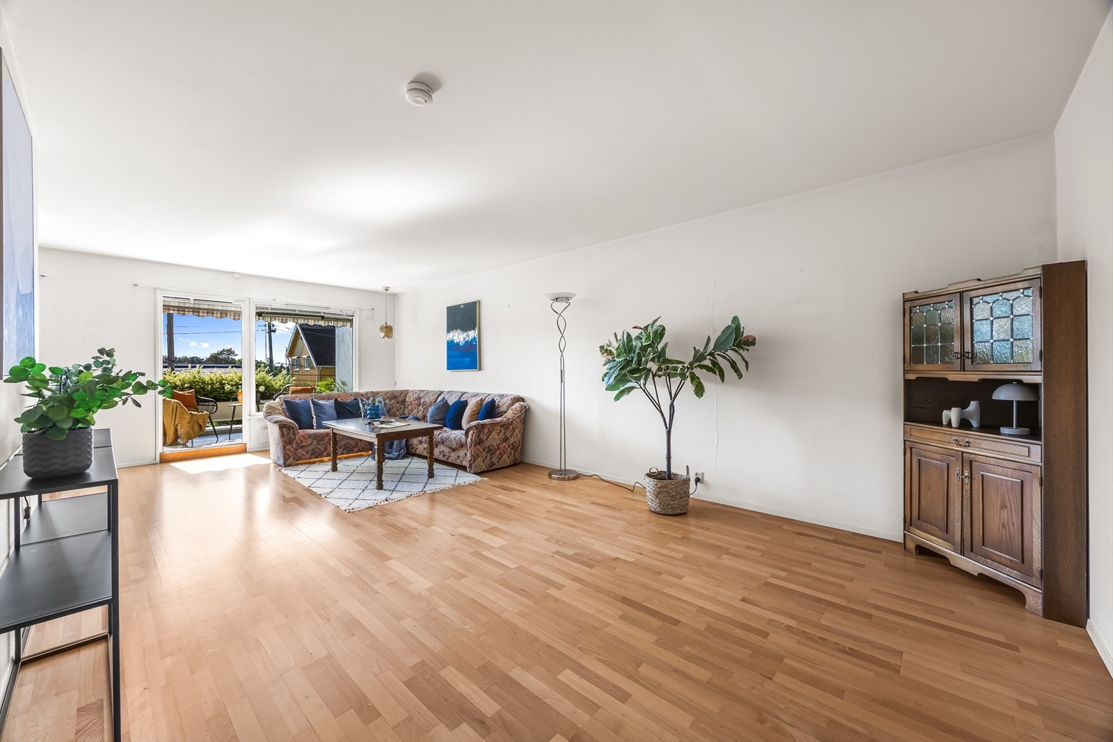 Lys og stor stue med plass til både sofa- og spisegruppe. Galleribilde