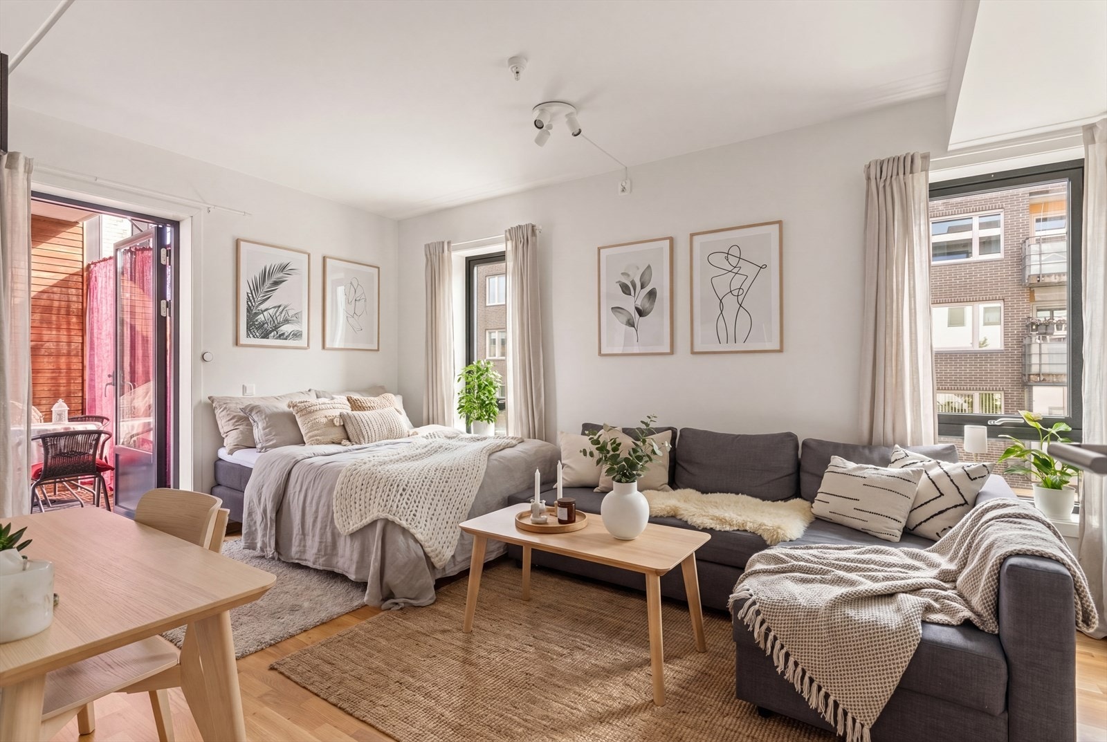 Romslig hovedsoverom med plass til både seng og sittegruppe, og med direkte utgang til egen balkong. Galleribilde