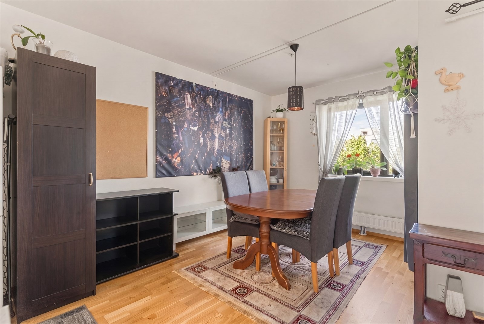 Stuen har god plass til både sofagruppe og spisebord. Oppvarming og varmtvann er inkludert i felleskostnadene. Galleribilde