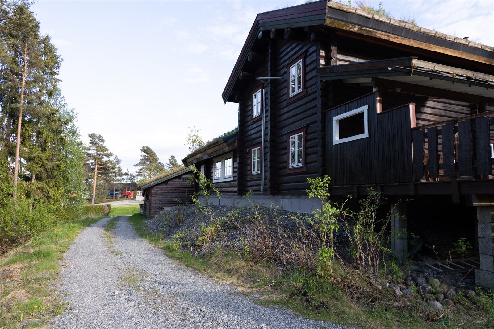 Laftet konstruksjon med tømmer fra Estland og torvtekke gir bygningen et tradisjonelt utseende. Galleribilde