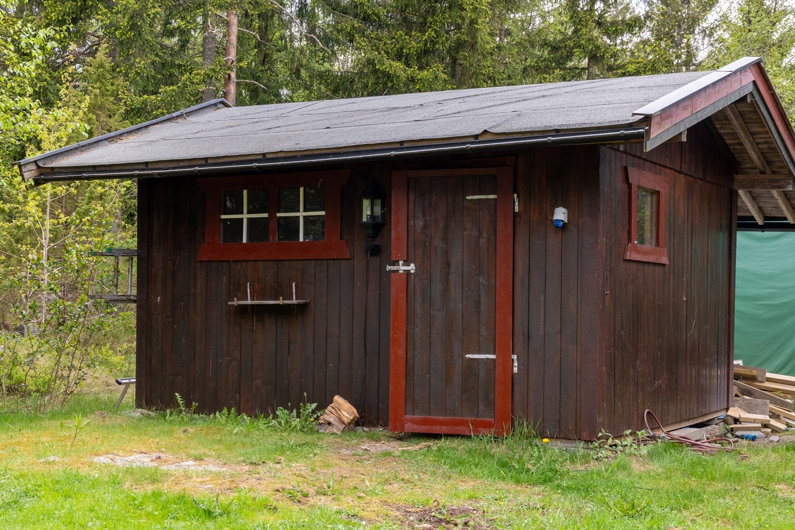 Boden har saltak tekket med asfaltpapp og utvendig kledning av stående panel. Galleribilde