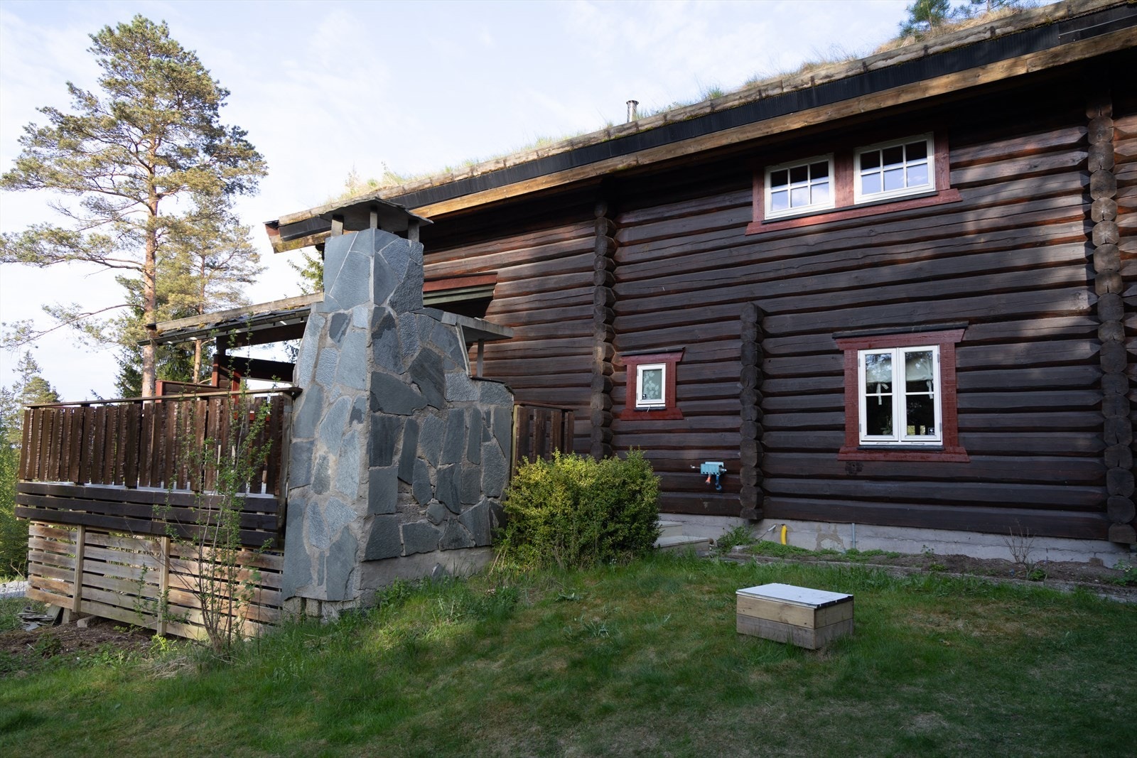 Terrassen har støpt utepeis og impregnerte terrassebord med beiset overflate. Galleribilde
