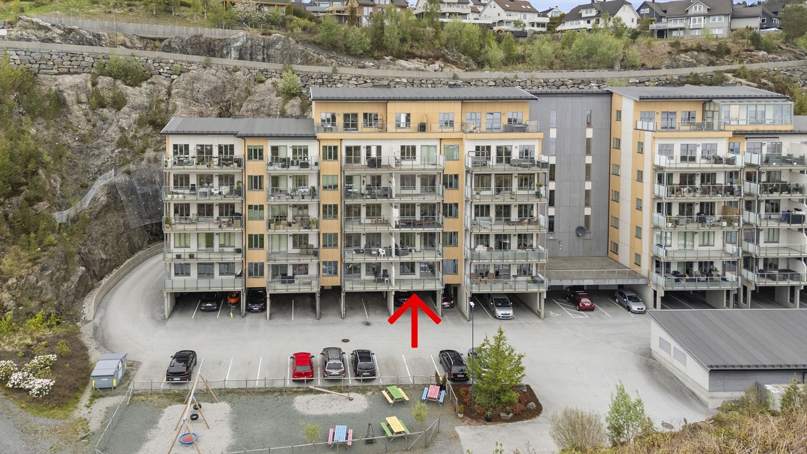 Leilegheita har ei praktisk plassering i første etasje med enkel tilkomst. Galleribilde