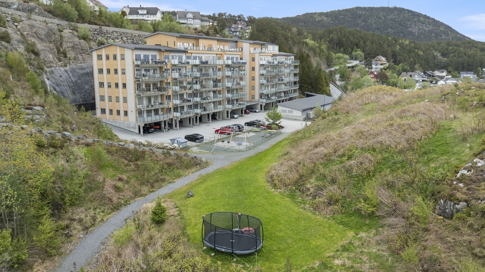 Bygget ligg i eit roleg og etablert område med nærleik til grøntareal. Galleribilde
