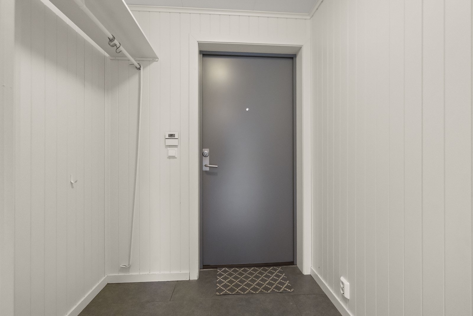 Velkommen inn, vindfanget har flislagt golv og det er vannboren varme i golva. Galleribilde