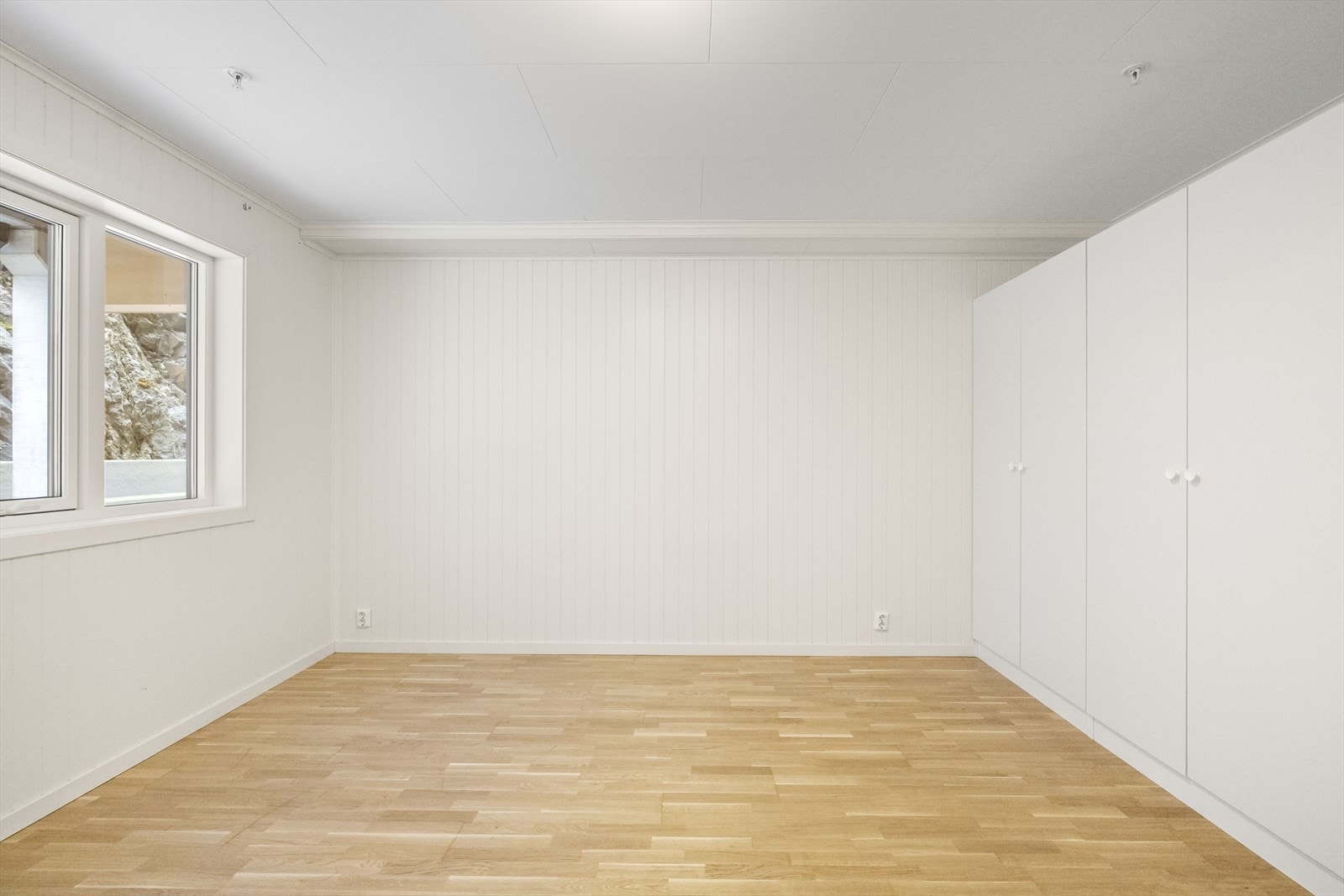 Rommet har parkett på golvet og vassboren golvvarme, som dei andre opphaldsromma. Galleribilde