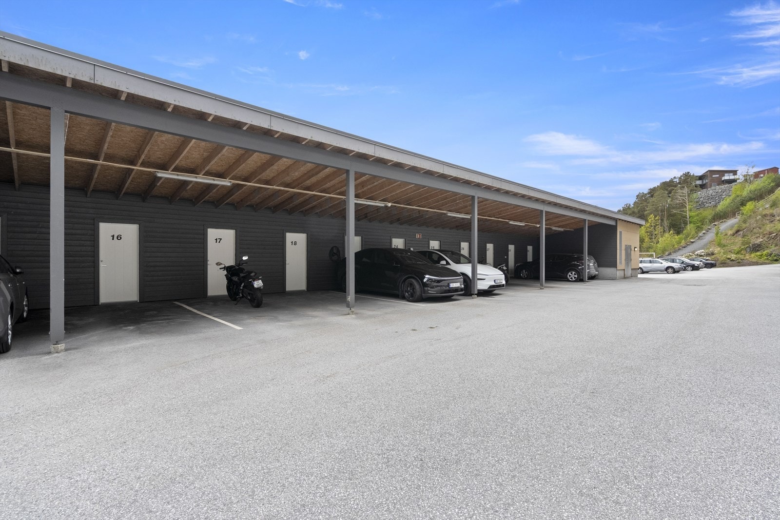 Fast, overbygd parkeringsplass i felles carportanlegg. Galleribilde
