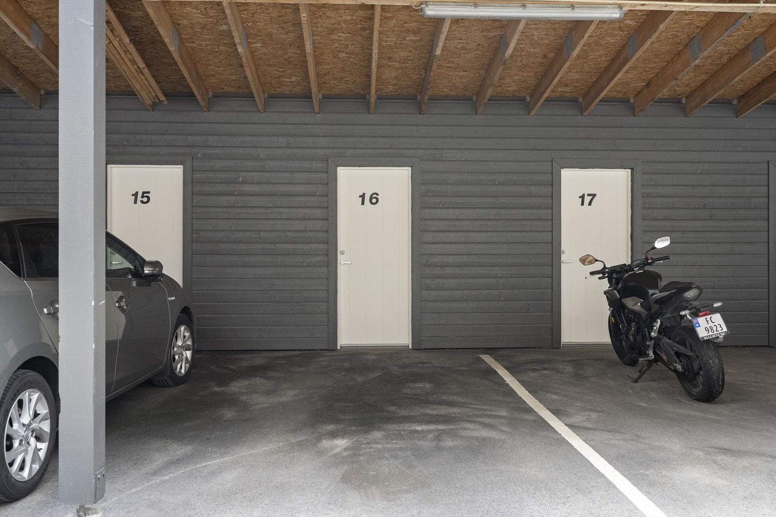 Parkeringsplassen ligg i nærleiken av sportsbodane. Galleribilde