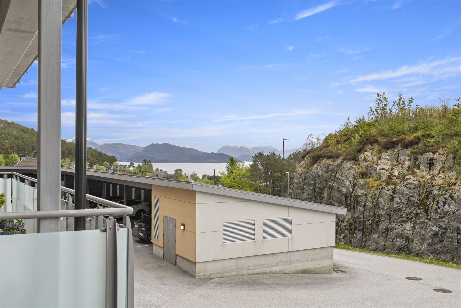 Frå balkongen er det også fin utsikt austover mot fjorden og fjella Galleribilde