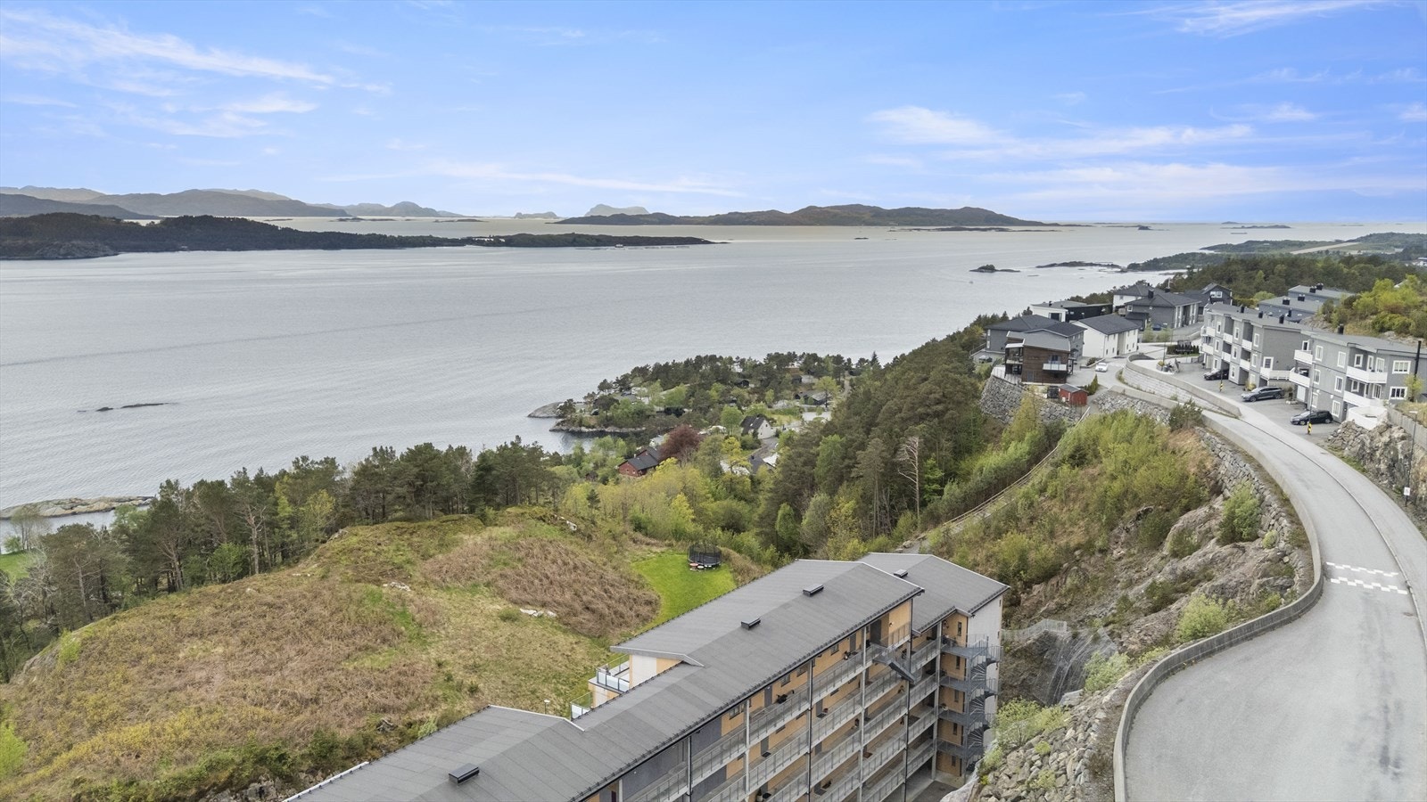 Busstoppet Skipardalen ligg berre 3 minuttars gange unna, med gode samband vidare. Galleribilde