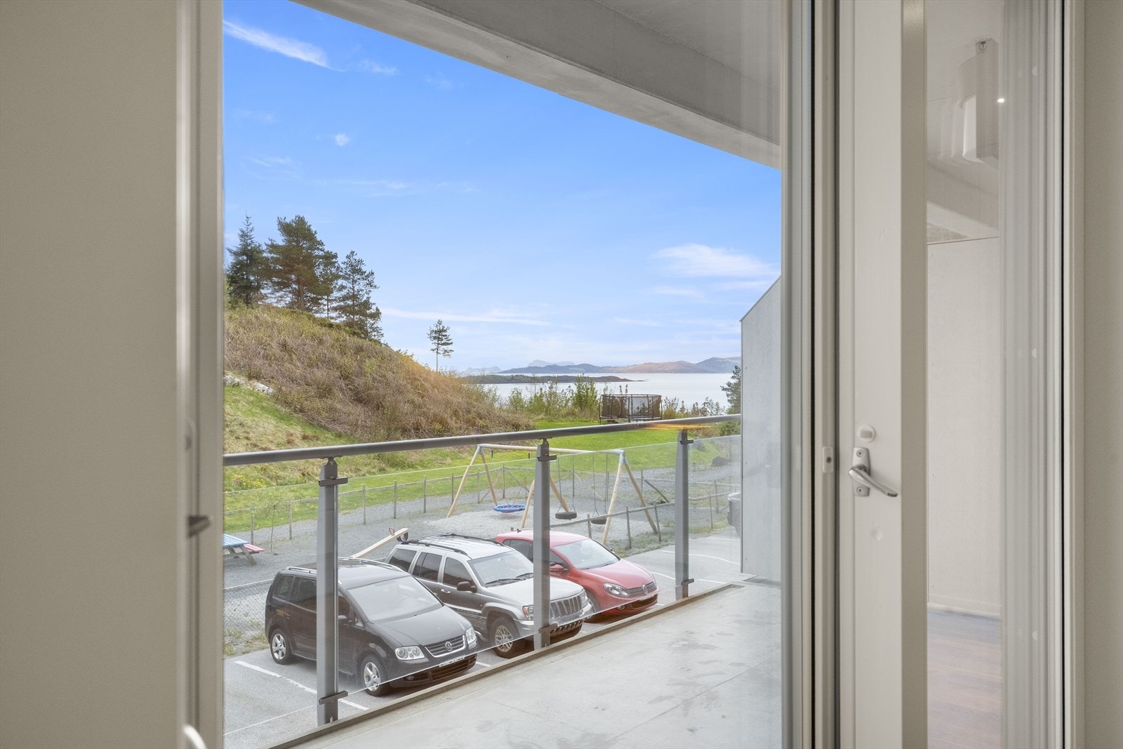Frå leilegheita ser ein rett ut på felles leikeplass. Galleribilde