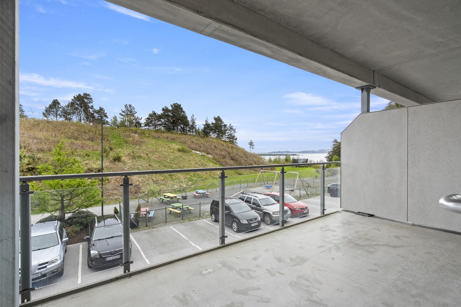 Verandaen er bygd i betong med rekkverk i glas som gir ei uhindra utsikt. Galleribilde