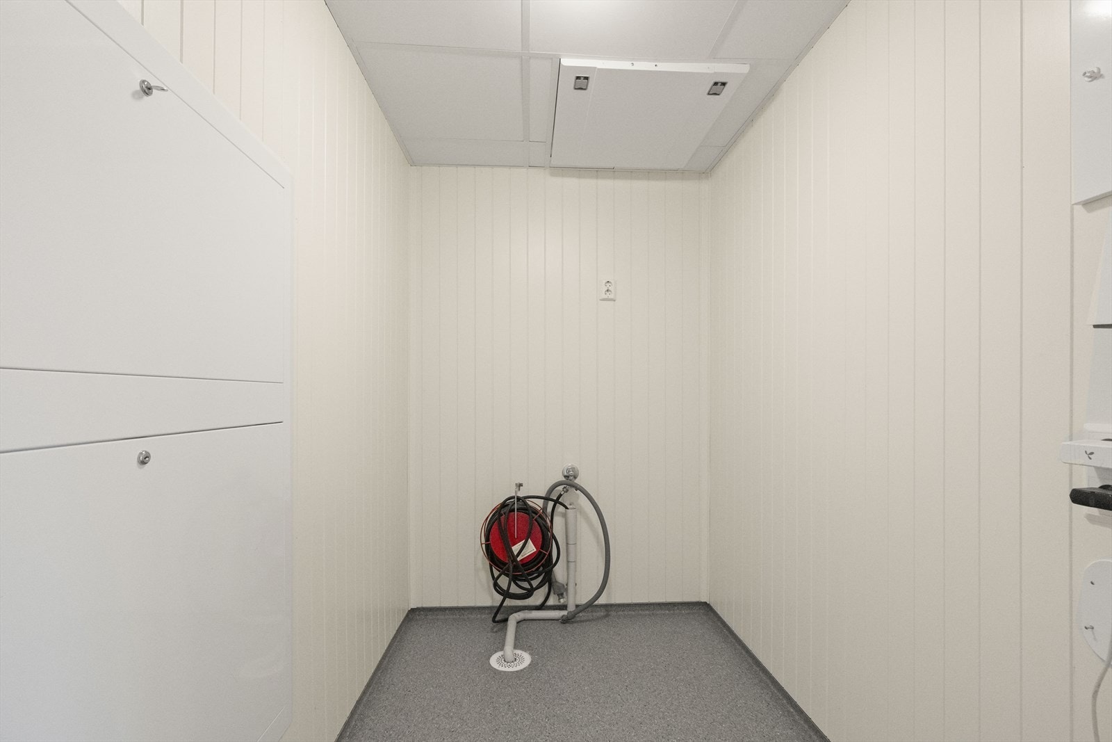 Teknisk rom med ventilasjonsaggregat frå Flexit og fordelarskap for rør-i-rør-systemet. Galleribilde