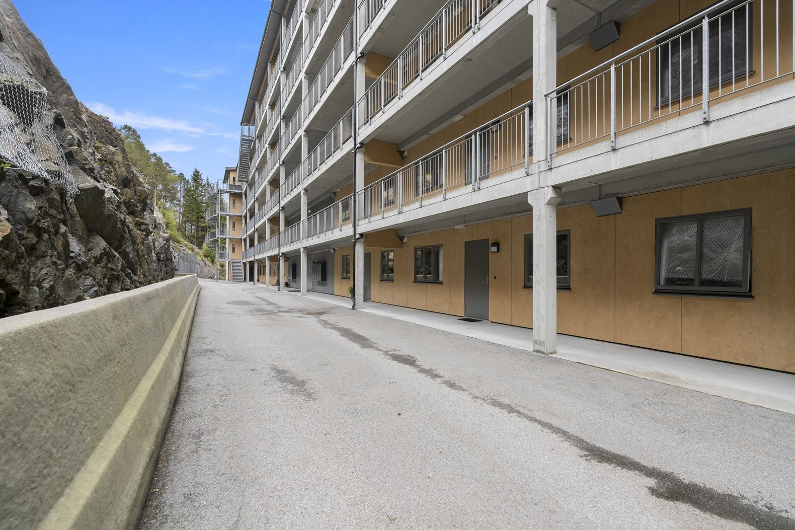 Inngangsparti - det er mogleg å køyre til inngangsdøra (men parkering skal skje i carport) Galleribilde