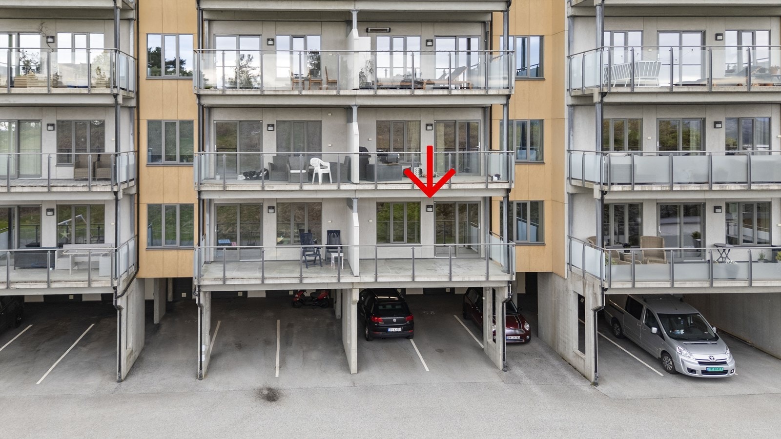 Leilegheita ligg i første etasje i eit bygg frå 2015, sørvendt og solrik balkong Galleribilde