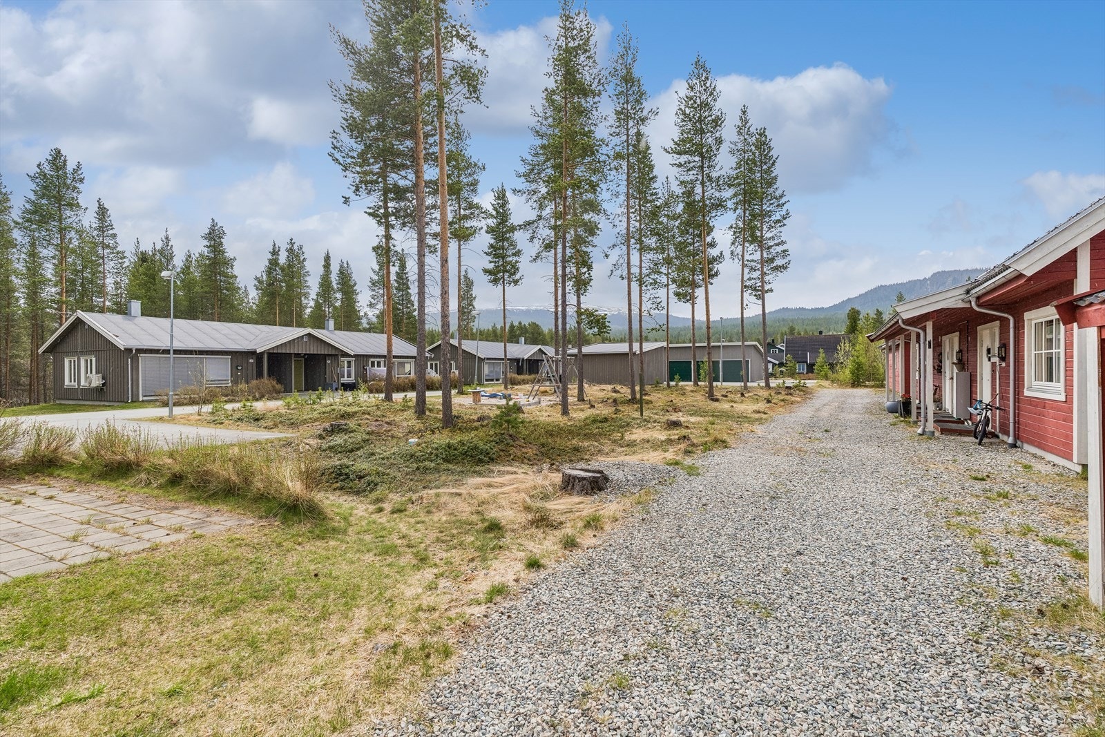 Rolig og etablert boligområde med grusede internveier. Galleribilde