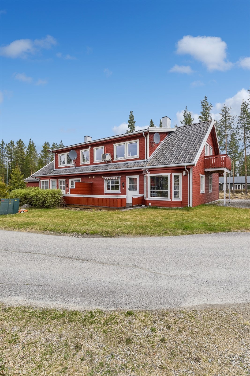 Eiendommen har en flat tomt som er beplantet med plen og har gruset innkjørsel. Galleribilde