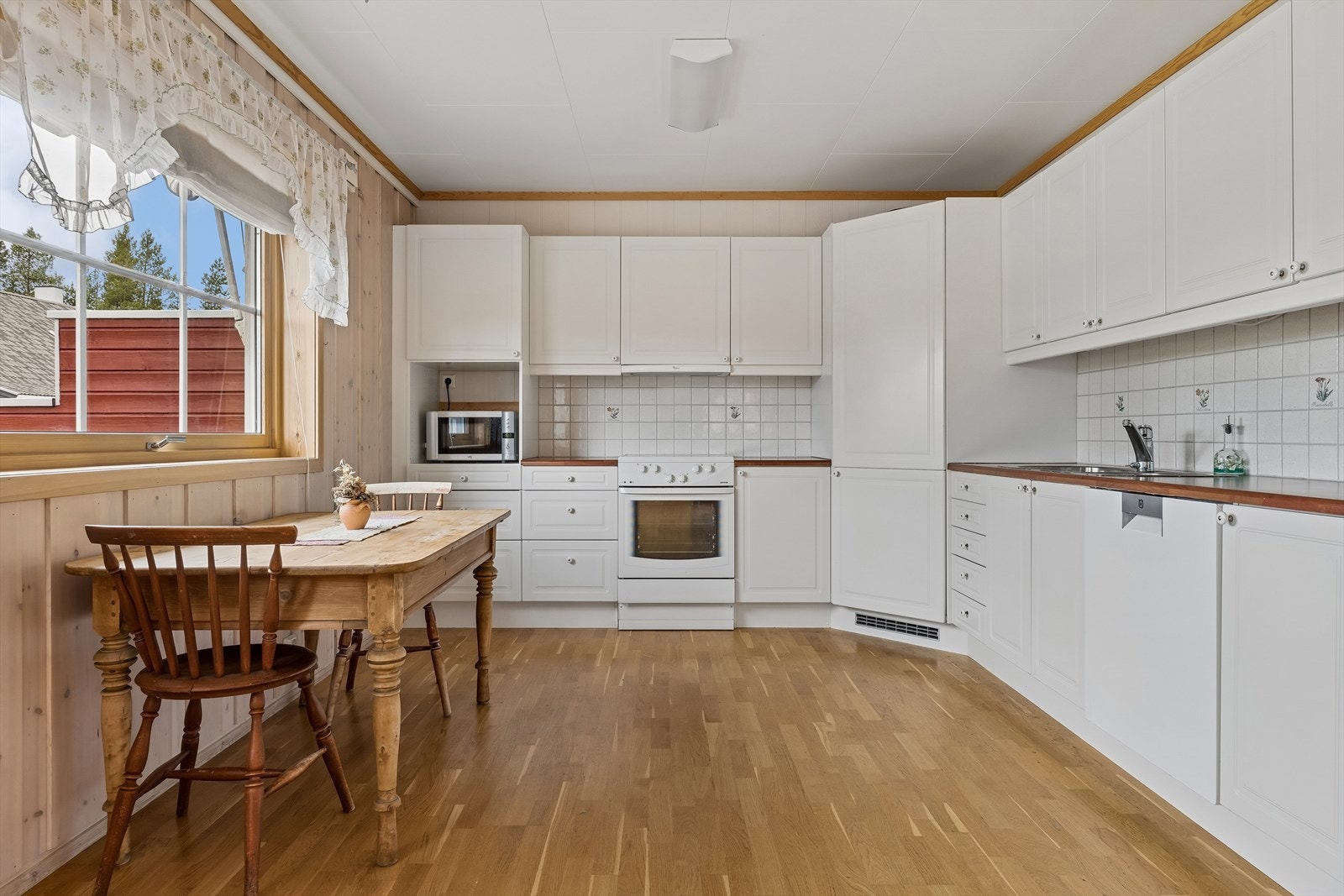 Kjøkkeninnredning fra Sigdal med profilerte fronter og laminatbenkeplate. Det er opplegg for oppvaskmaskin. Kjølehjørne! Galleribilde