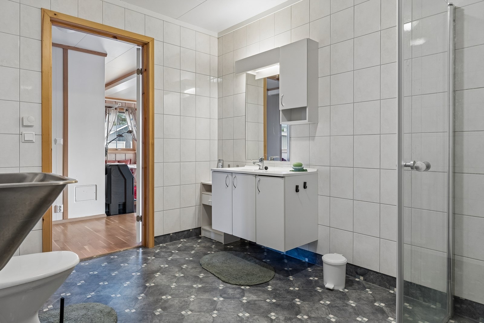 Rommet har vinylbelegg på gulv med vannbåren gulvvarme og opplegg for vaskemaskin. Galleribilde