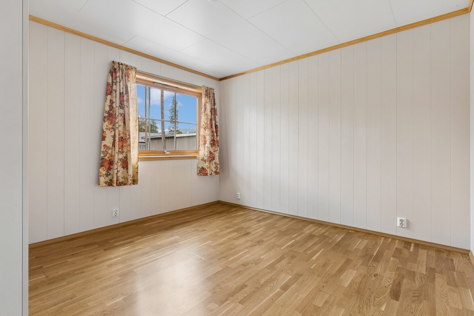 Leiligheten har to soverom. Dette rommet har parkett på gulvet og malte panelplater på veggene. Galleribilde