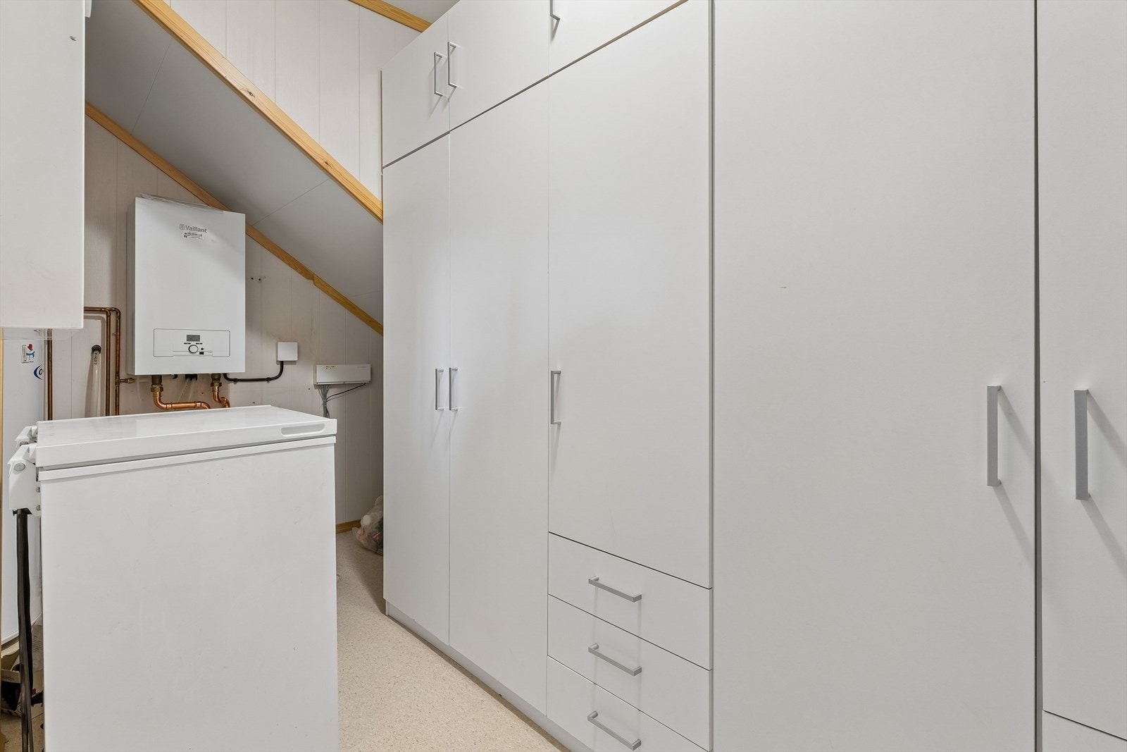 Teknisk rom med VVS-installasjoner, sikringsskap og en nylig utskiftet el-kassett for den vannbårne gulvvarmen. Galleribilde
