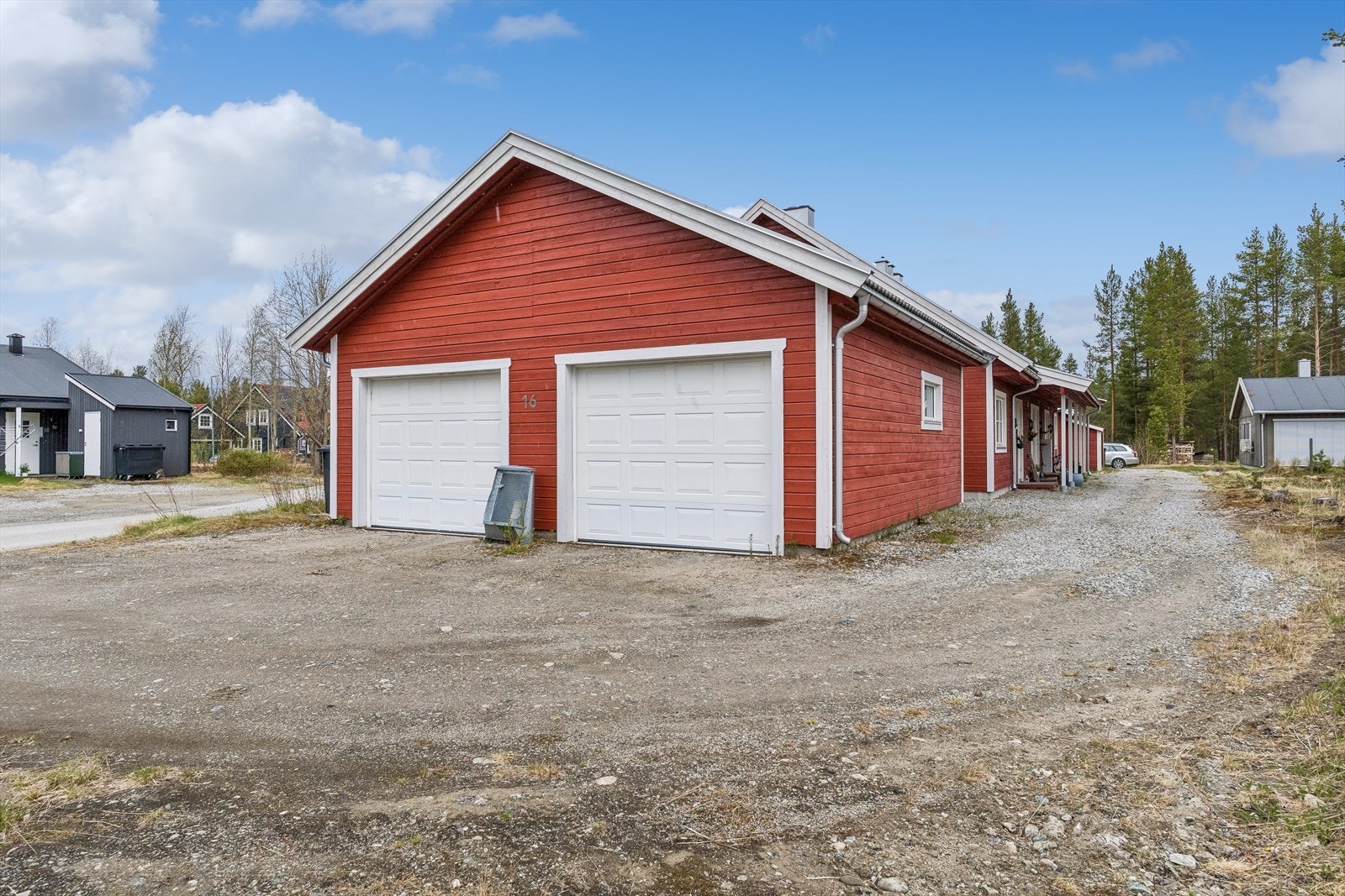 Til leiligheten hører en egen garasjedel på 24 m² i et felles, frittliggende garasjebygg. Galleribilde