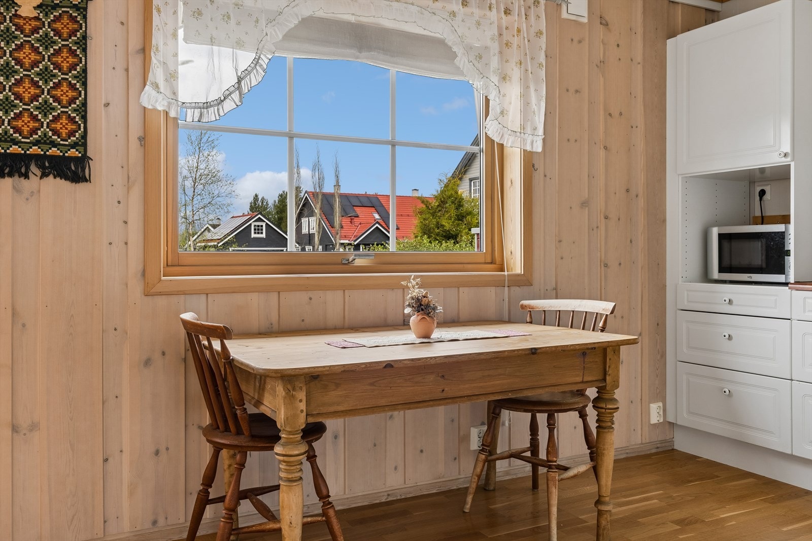 Koselig spiseplass ved vinduet. Galleribilde